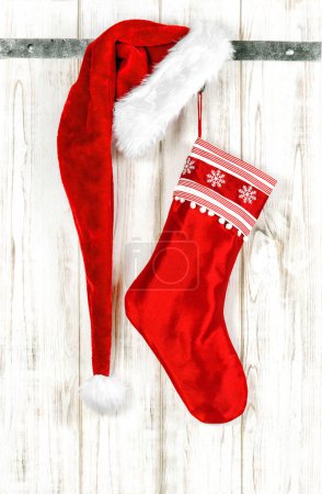Foto de Decoración navideña calcetín rojo y sombrero de Santa. Medias de Navidad - Imagen libre de derechos