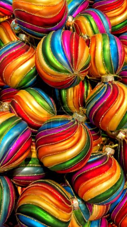 Foto de Fondo de Navidad. Árbol de Navidad de color arco iris adornos para la comunidad LGBTQ. - Imagen libre de derechos