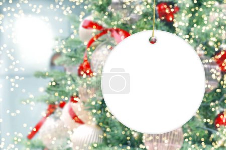 Téléchargez les photos : Ornement rond de Noël maquette avec décoration de lumières dorées - en image libre de droit