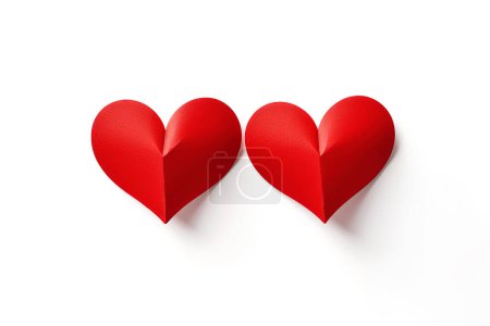 Téléchargez les photos : Coeurs en papier rouge avec ombre originale sur fond blanc. Carte Saint-Valentin - en image libre de droit