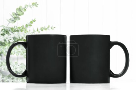 Téléchargez les photos : Tasse noire maquette avec décoration de Noël lumineuse - en image libre de droit