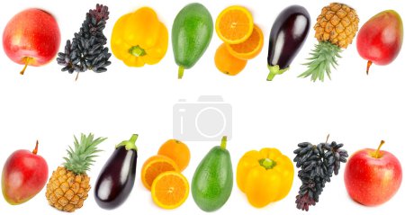Foto de Patrón de verduras y frutas aisladas sobre un fondo blanco. Espacio libre para texto. - Imagen libre de derechos