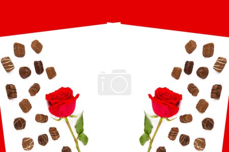 Téléchargez les photos : Bonbons au chocolat et roses rouges isolés sur fond blanc. Modèle pour texte de félicitations, cartes postales, collage. - en image libre de droit