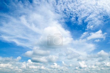 Foto de Cielo azul con hermosas nubes naturales. - Imagen libre de derechos
