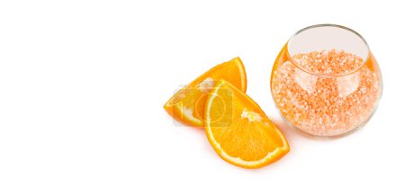 Foto de Sal de baño con extracto de naranja aislado sobre fondo blanco. Una foto amplia. Espacio libre para texto. - Imagen libre de derechos