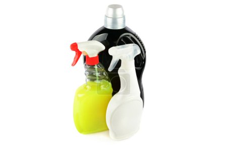 Téléchargez les photos : Bouteilles avec produits chimiques domestiques isolés sur fond blanc. - en image libre de droit