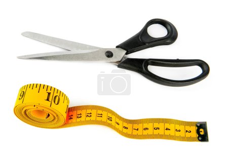 Téléchargez les photos : Ruban à mesurer et ciseaux tailleur isolés sur fond blanc. Collage. - en image libre de droit