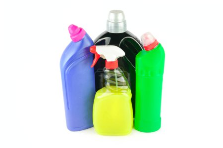 Téléchargez les photos : Bouteilles avec produits chimiques domestiques isolés sur fond blanc. - en image libre de droit