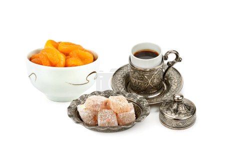 Téléchargez les photos : Café, délices turcs et abricots secs isolés sur fond blanc. Collage. - en image libre de droit