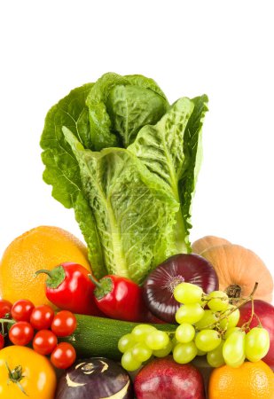 Ensemble de légumes et fruits isolés sur un fond blanc. Photo verticale.