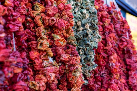 Téléchargez les photos : Red and green peppers  hanged on a market stall, close up - en image libre de droit