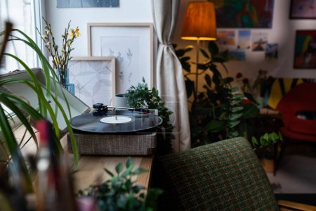 Foto de Part of living room in apartment with old-fashioned furniture, interior and needle player with vinyl record on windowsill - Imagen libre de derechos