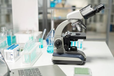 Foto de Workplace of contemporary researcher or scientist in clinic laboratory equipped with microscope, flasks and laptop - Imagen libre de derechos