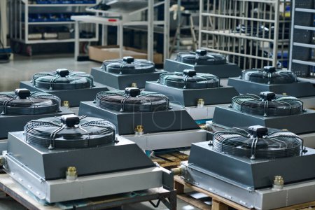 Foto de Grupo de nuevas piezas de máquinas industriales preparadas para el montaje de pie en cajas en el almacén o taller de fábrica moderna - Imagen libre de derechos