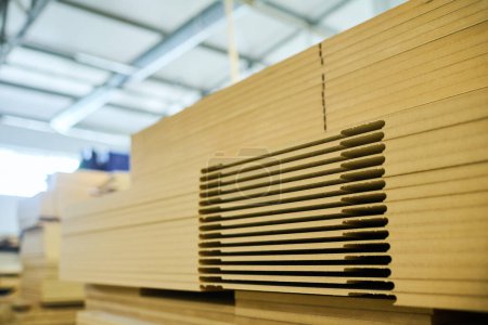 Téléchargez les photos : Close-up of stack of wooden planks at factory for furniture production - en image libre de droit