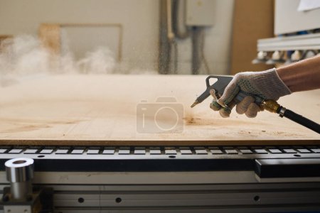 Foto de Primer plano del trabajador en el procesamiento de guantes tablero de madera con equipo especial en la máquina - Imagen libre de derechos