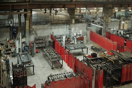 Foto de Sobre el ángulo de parte de amplio taller de planta industrial o manufactura con varias secciones divididas por cortinas rojas - Imagen libre de derechos
