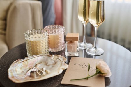 Téléchargez les photos : Flûtes de champagne, bouteille de parfum, invitation de mariage avec rose blanche et deux verres de cocktail créant une composition romantique - en image libre de droit
