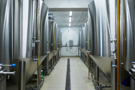 Foto de Microcervecería interior con muchos tanques llenos de cerveza fermentada - Imagen libre de derechos