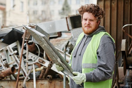Téléchargez les photos : Portrait d'un volontaire roux collectionnant du métal pour le recyclage - en image libre de droit