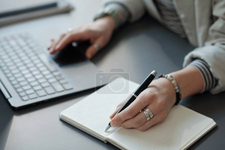 Téléchargez les photos : Les mains de la jeune femme d'affaires avec stylo sur la page blanche du carnet d'écriture du plan de la journée de travail ou des points de nouveau projet d'entreprise - en image libre de droit