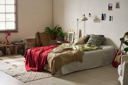 Foto de Imagen horizontal de la habitación adolescente brillante con gran cama cómoda - Imagen libre de derechos