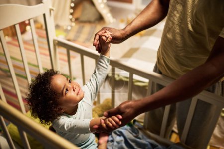 Téléchargez les photos : Gros plan du père afro-américain jouant avec son bébé dans la chambre - en image libre de droit
