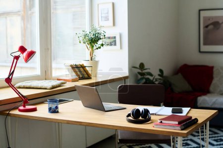 Téléchargez les photos : Lieu de travail moderne avec ordinateur portable pour le travail en ligne dans la chambre à la maison - en image libre de droit
