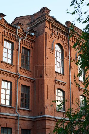 Téléchargez les photos : Coin d'un bâtiment de trois étages en brique rouge qui est la résidence historique d'une personne exceptionnelle ou d'une famille debout en milieu urbain - en image libre de droit