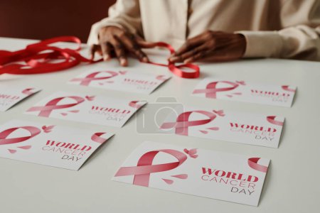 Téléchargez les photos : Deux rangées de cartes postales faites à la main préparées par une jeune afro-américaine pour la campagne de prévention et de lutte contre le cancer - en image libre de droit