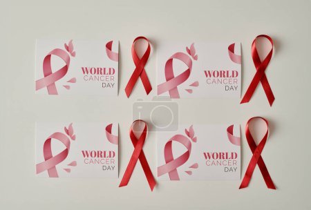 Téléchargez les photos : Deux rangées de cartes postales de la journée mondiale du cancer et de rubans roses symbolisant la prévention des maladies dangereuses du sein - en image libre de droit