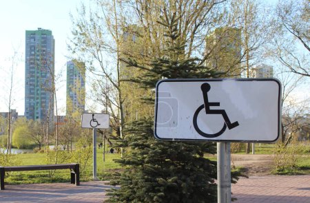 Foto de Plaza de aparcamiento signo minusválido. Señal de permiso de estacionamiento para discapacitados en polo aislado - Imagen libre de derechos