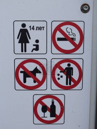 Foto de Muchos letreros de prohibición en un cartel en un parque de verano. No ensucie, no fume, no beba alcohol, no encienda fuegos. - Imagen libre de derechos