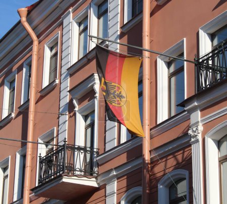 Foto de Consulado de Alemania en San Petersburgo Rusia. Bandera en el edificio - Imagen libre de derechos