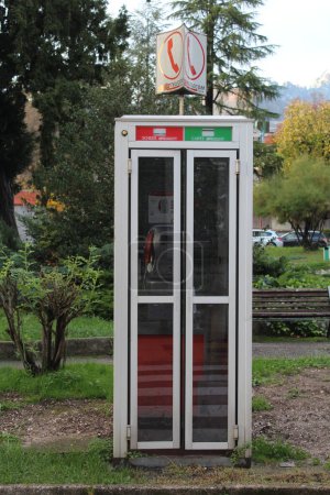 Foto de La cabina de Telecom Italia en el parque público - Imagen libre de derechos