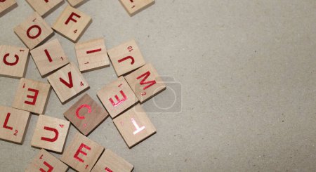 Draufsicht auf quadratische Holzfliesen mit dem englischen Alphabet auf weißem Hintergrund mit Platz für Text. Das Konzept der Denkentwicklung, der Grammatik.