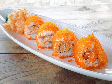 Téléchargez les photos : Découvrez l'art du sushi, des rouleaux classiques aux variations californiennes. Couleurs vibrantes et placage exquis sur une table en bois. Embrassez la fraîcheur de la cuisine japonaise. - en image libre de droit