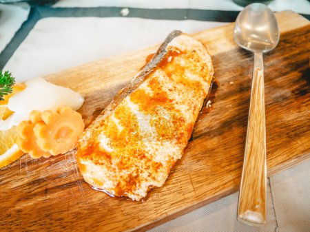 Téléchargez les photos : Laissez-vous tenter par les saveurs succulentes du saumon grillé garni de sauce aux oeufs de saumon. Un délicieux chef-d'œuvre culinaire capturé dans une présentation vue de dessus. - en image libre de droit