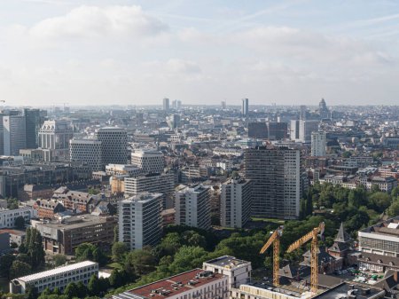Foto de Bruselas, Bélgica 12 de mayo de 2022: Paisaje urbano de la ciudad de Bruselas. Distrito de oficinas mezclado con edificios residenciales en una zona residencial. - Imagen libre de derechos