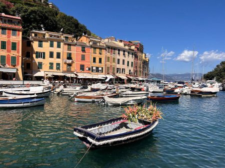 Foto de Portofino, Italia - 8 de julio de 2022: El hermoso Portofino con casas coloridas y barcos en el pequeño puerto de la bahía. Liguria, Italia, Europa - Imagen libre de derechos