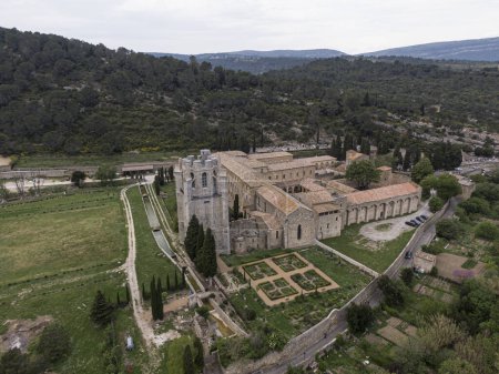 Téléchargez les photos : Vue aérienne de la ville médiévale de Lagrasse, Aude, Occitanie. la ville est construite le long de la rivière Orbieu - en image libre de droit