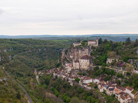 Foto de Vista aérea del hermoso pueblo Rocamadour en el departamento de Lot, al suroeste de Francia. Su Santuario de la Santísima Virgen María, ha atraído durante siglos a peregrinos. - Imagen libre de derechos