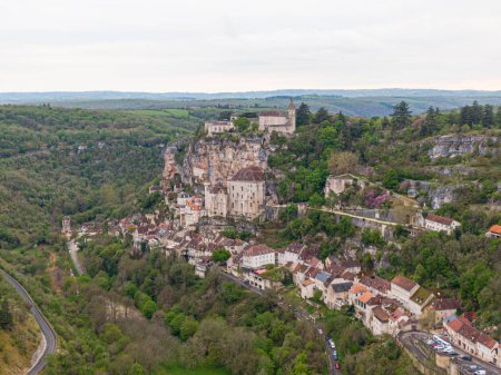 Foto de Vista aérea del hermoso pueblo Rocamadour en el departamento de Lot, al suroeste de Francia. Su Santuario de la Santísima Virgen María, ha atraído durante siglos a peregrinos. - Imagen libre de derechos
