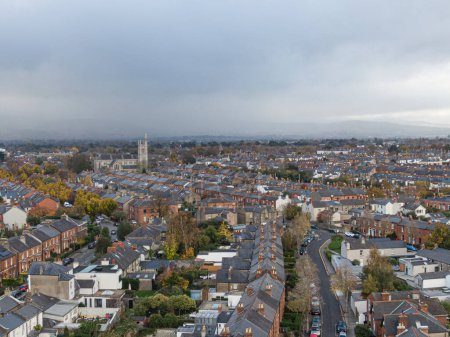 Foto de Calle y casa en los suburbios de Dublín, Irlanda, Vista aérea - Imagen libre de derechos