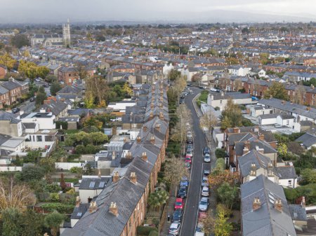 Téléchargez les photos : Rue et maison dans la banlieue de Dublin, Irlande, Vue aérienne - en image libre de droit