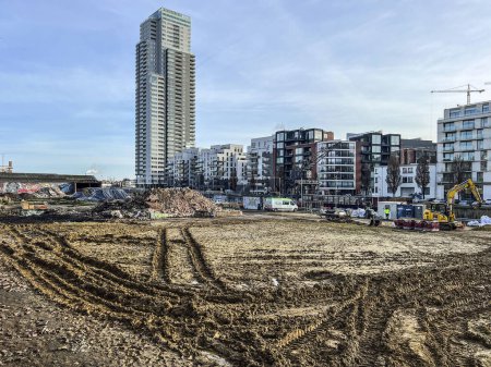 Téléchargez les photos : Brussels, Belgium - 1 February 2023: A landscape along the canal that runs through the city of Brussels. This mixed area of housing, greenery and industry is being worked on for redevelopment. - en image libre de droit