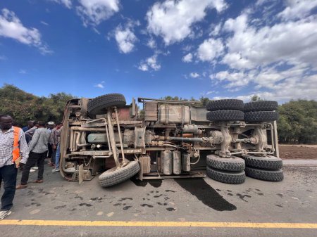 Téléchargez les photos : Addis-Abeba, Ethiopie - 9 janvier 2023 : Un camion s'est renversé à la suite d'un accident sur la route d'Addis-Abeba. Les gens circulent.. - en image libre de droit