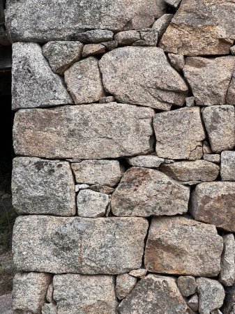 Téléchargez les photos : Détail d'une maçonnerie traditionnelle en pierre sèche du sud de la France dans les Cévennes - en image libre de droit