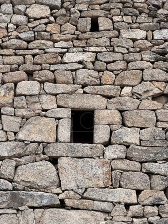 Foto de Detail of a traditional dry stone masonry from the south of France in the Cevennes - Imagen libre de derechos