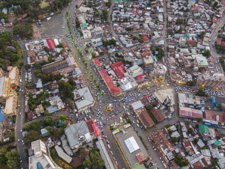 Téléchargez les photos : Aerial view of the city centre of Gondar with a lot of car and pedestrian traffic, Ethiopia, Africa - en image libre de droit